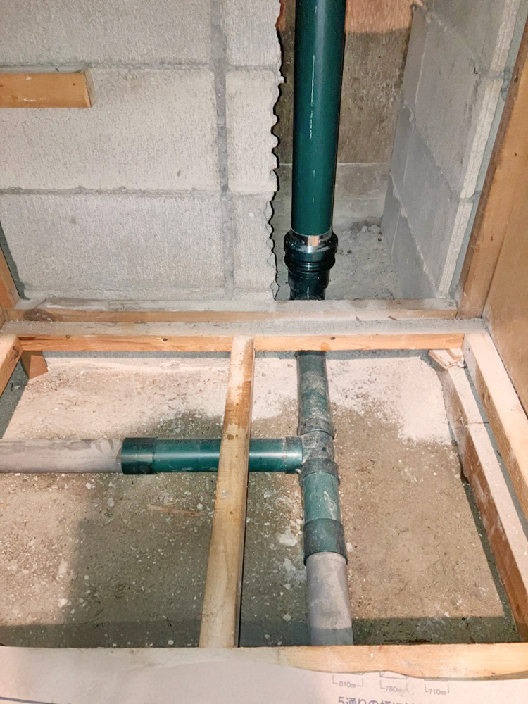 「図面なし」の難題を調査で解決。築48年の古い配管を最新へ更新。